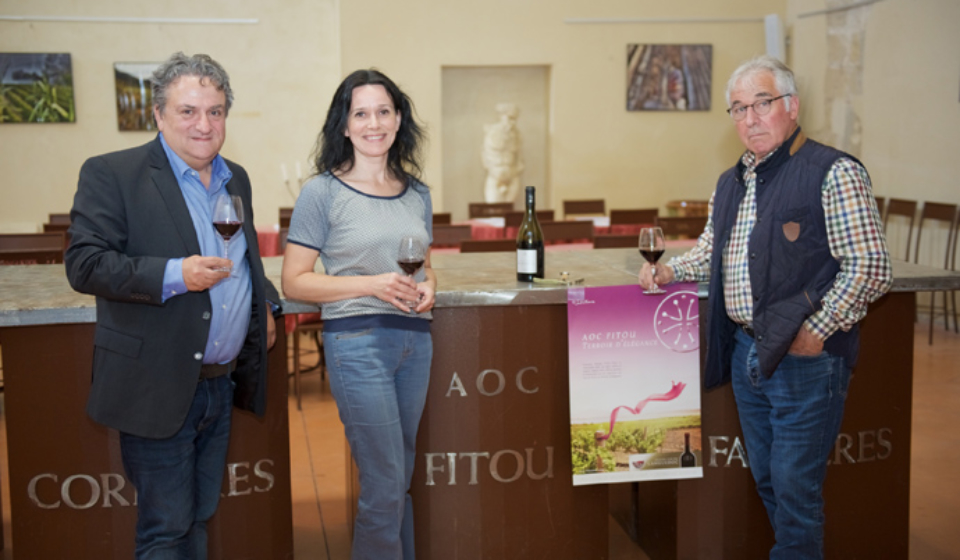 Au siège du CIVL à Narbonne : Philippe Cros (Chargé promotion qualité CIVL), Karine Baudoin (sénatrice JCI) et  Jean Daurat-Fort (président de l'AOC Fitou).